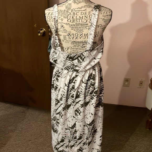 Omans west loop medium green and white long dress in excellent condition - Picture 2 of 3